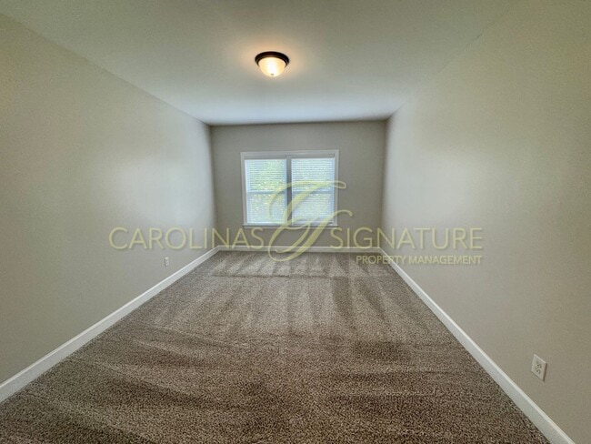 Building Photo - Move-In Ready Family Home. Prime Location,...