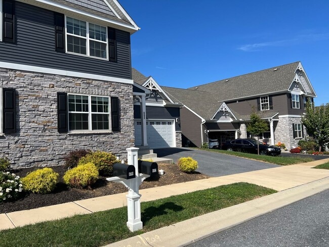 Building Photo - Stunning 4 bedroom 2.5 Bathroom Home in Ma...