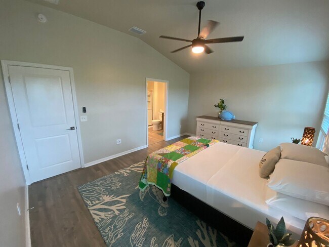 Building Photo - Beautiful, Furnished ANNUAL 2 bed, 2 bath ...