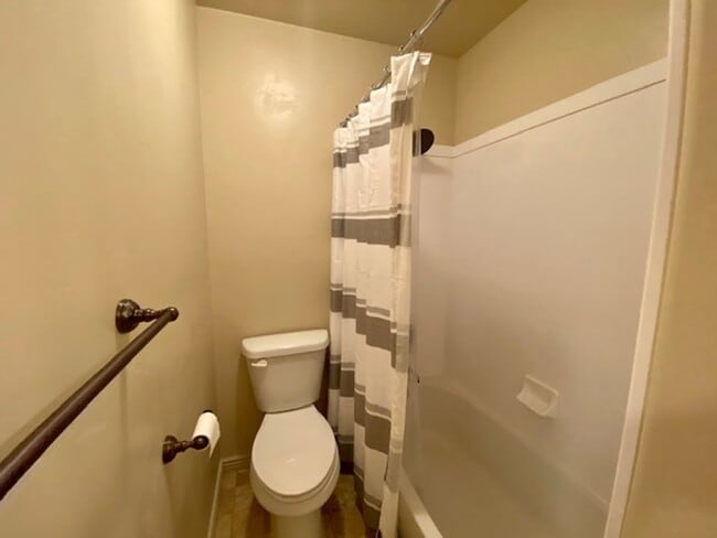 Building Photo - LARGE TOWNHOME AVAILABLE FOR RENT!