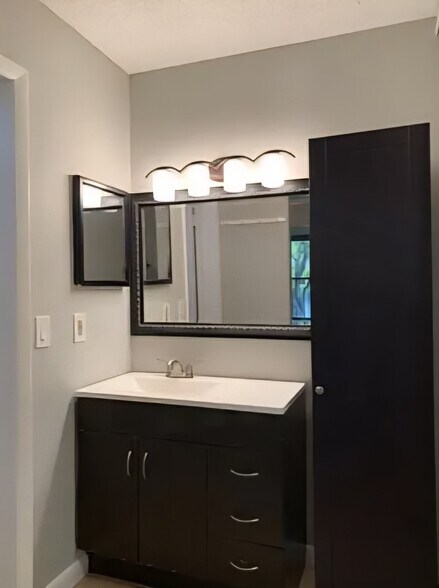 Building Photo - 4033 Carambola Cir N