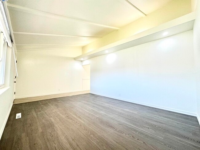 Building Photo - 15560 Calgary St