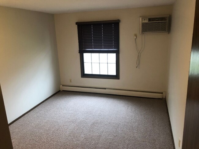 Building Photo - Spacious 2 bedroom in Hopkins!