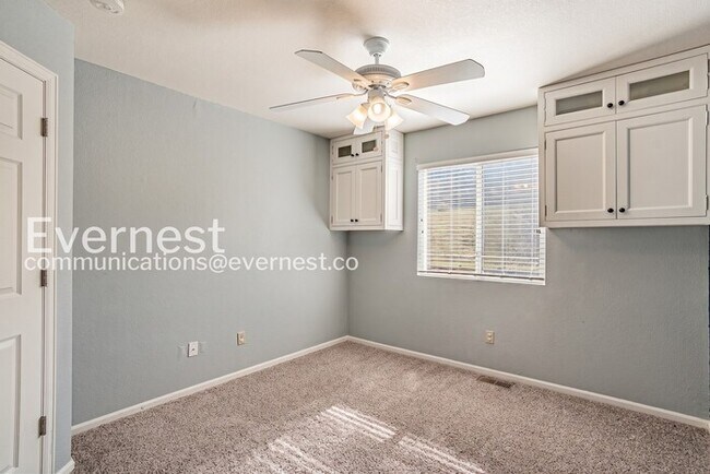 Building Photo - Spacious Home with Fenced Backyard and 2-Car Garage / 4 Bed, 3 Bath  / Voucher Accepted / Coming ...