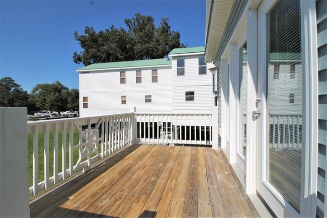 Building Photo - 2BR, 2BA Duplex with Close Water Access for Boats and Kayaks