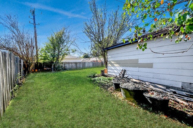 Building Photo - 8011 La Roche Ln