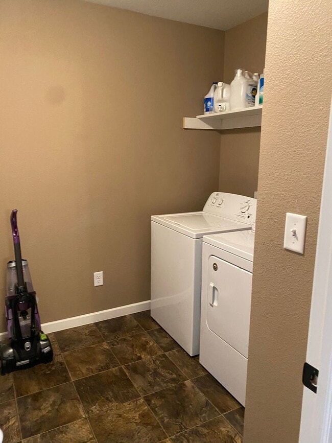 Building Photo - 3 bed 2.5 Bath Twin Home SORRY NO PETS!!