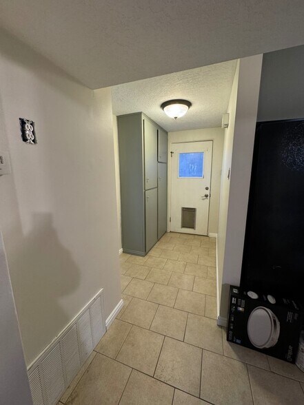 Building Photo - 1744 E Lahar Dr