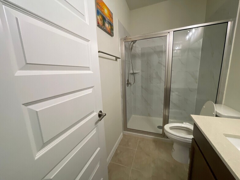 Building Photo - Room in House on Regatta Trl