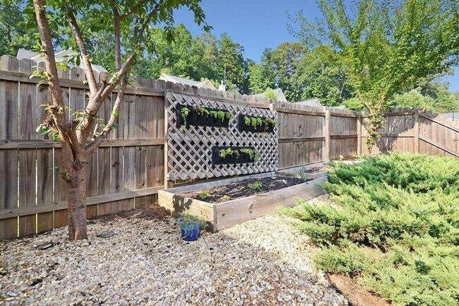 Building Photo - 307 Lakeside Ln