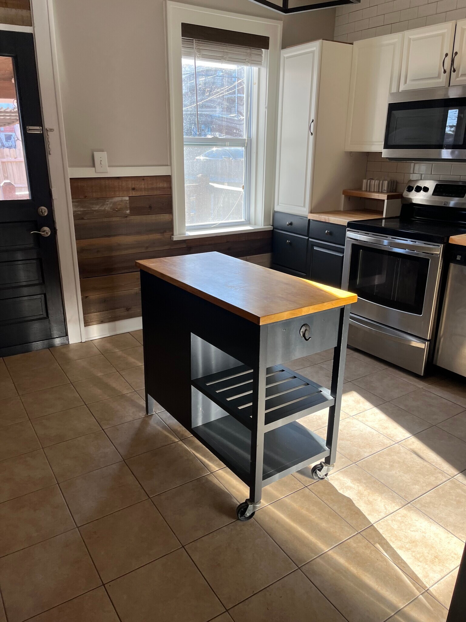 Kitchen - 4940 Walsh St