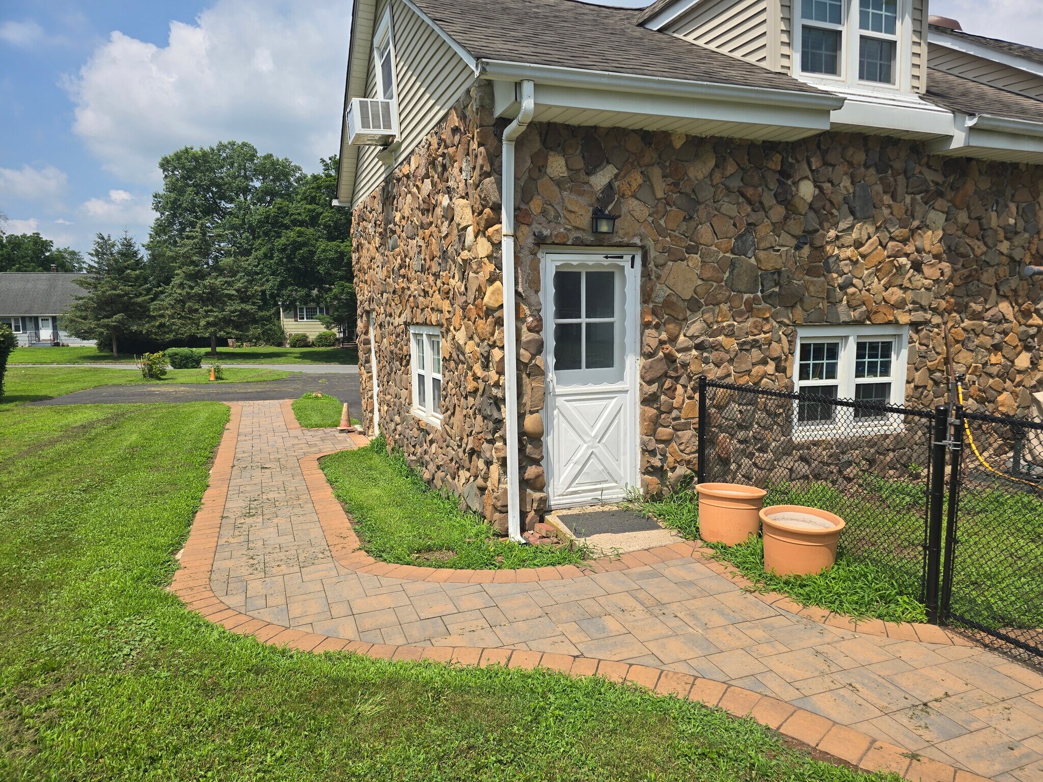 Entrance/Parking - 309 Old York Rd