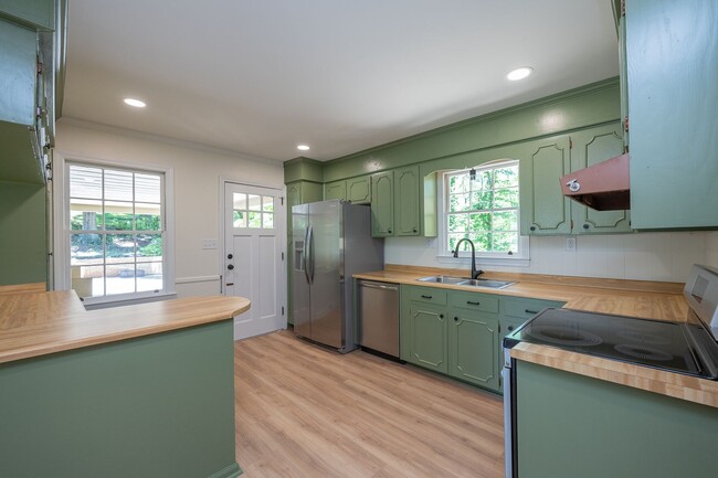 Building Photo - SPACIOUS RETREAT WITH DOWNTOWN CONVENIENCE