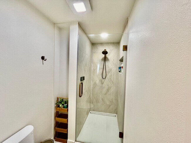 Building Photo - Spacious 5 Bed 3 Bath Home with In-Law Suite and huge yard in Olympic Hills