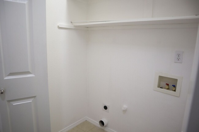 Building Photo - 7218 NE 65th Pl