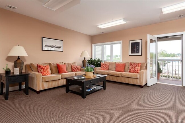 Building Photo - 4 Daskams Ln