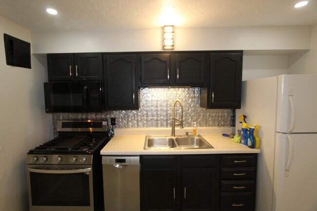 Building Photo - 4511 Main St