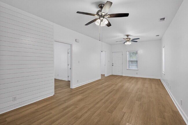 Building Photo - Cozy bungalow close to everything