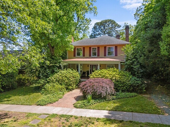 Building Photo - Stunning Historic 4-bedroom home in W Trin...