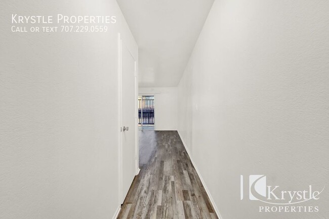 Building Photo - Nice 1 bdrm apt with off-street parking an...