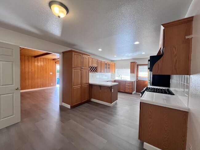 Building Photo - 37565 2nd St