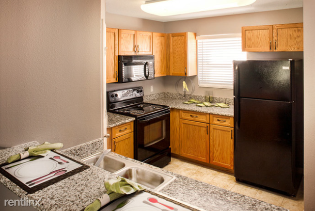 Building Photo - 3 br, 3.5 bath Townhome - 6010 Gibson Avenue