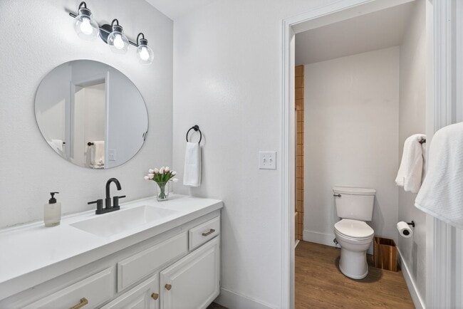 Building Photo - 2 Bedroom Condo for Rent in Redding CA | Pool, Spa, Fireplace, Balcony