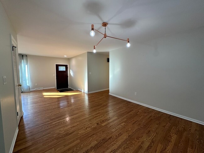 Building Photo - Large 4 bedroom ranch in Forest Hills