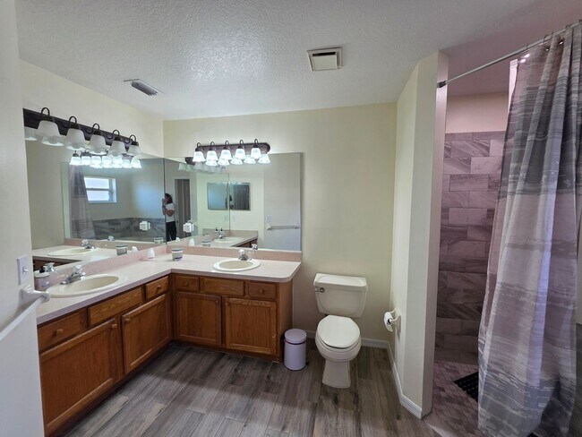 Building Photo - Pool Home in Vero Lake Estates 3/3 with Bonus Room