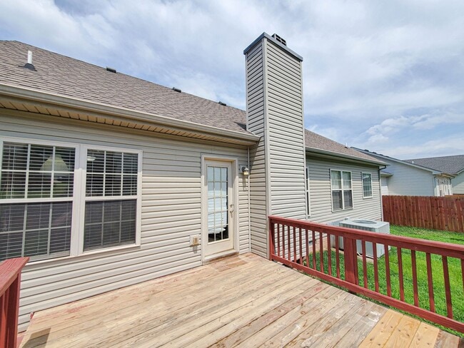 Building Photo - Pet Friendly Three Bedroom!