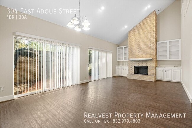 Building Photo - 304 E Adoue St