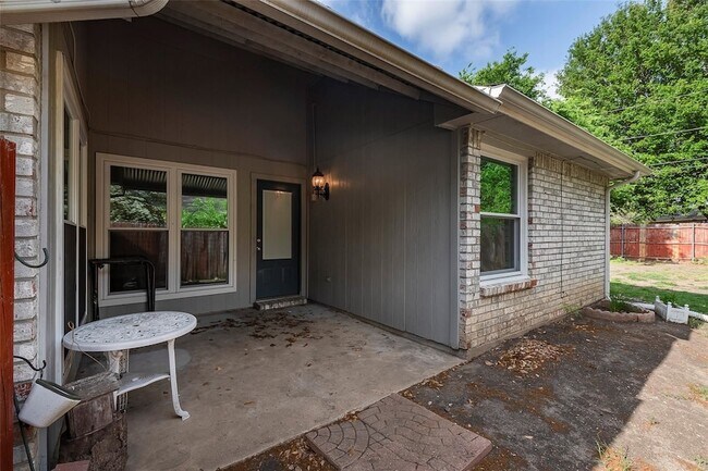 Building Photo - 6304 Brookcrest Dr