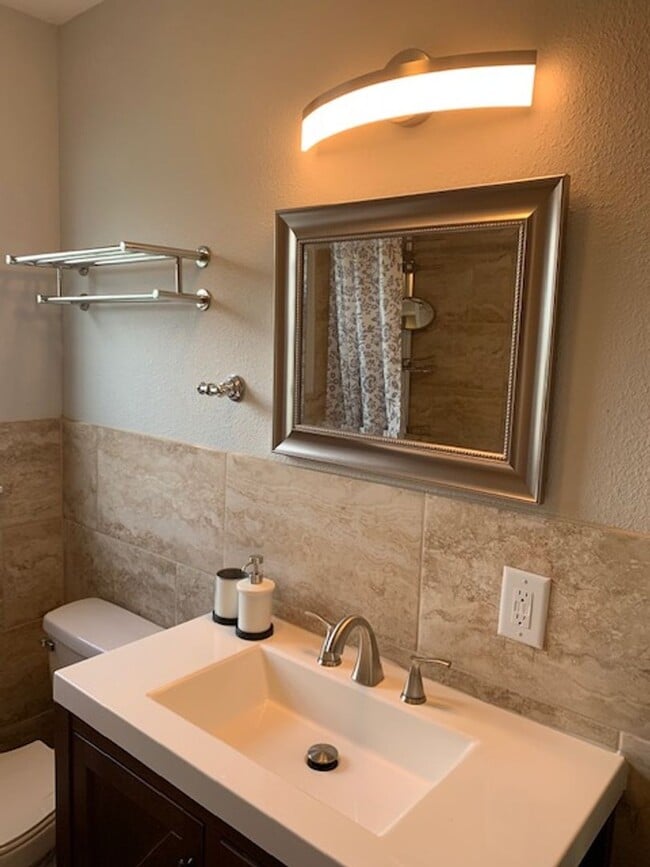 Building Photo - For Rent 4-Bedroom, 2-Bathroom single-family home