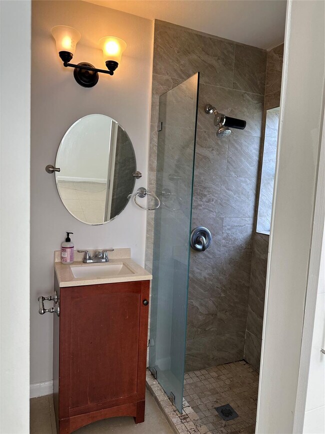 Building Photo - 2819 Plunkett St