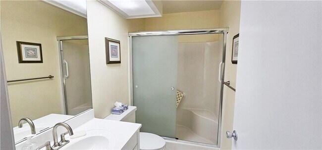 Building Photo - Annual Fully Furnished 2/2 Condo with Golf...