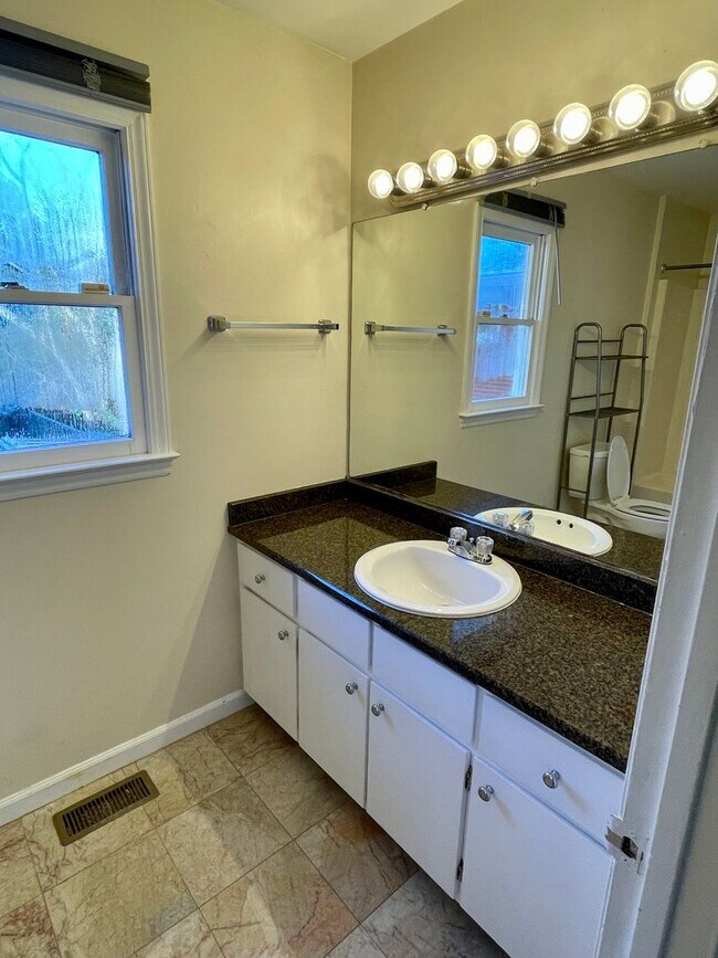 Building Photo - 1153 Delano St