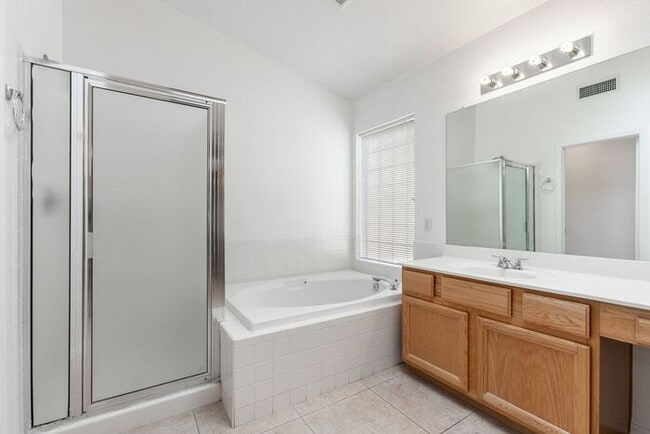 Building Photo - Enjoy an open floor plan with all appliances!