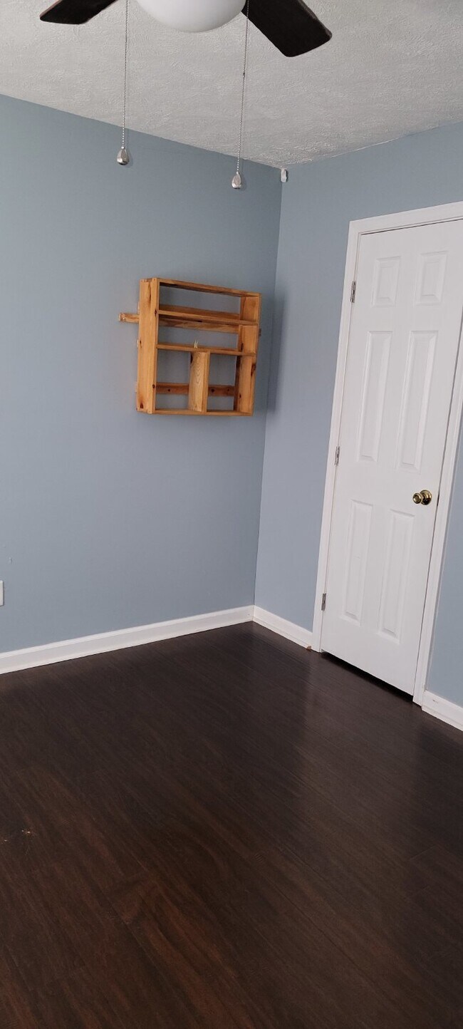 Building Photo - 2 Bed/1Bath apartment, perfect for military personnel.