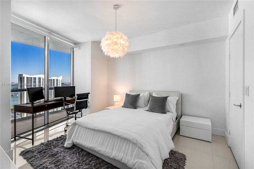 Building Photo - 495 Brickell Ave