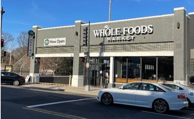 Building Photo - Glover Park Beauty with Parking