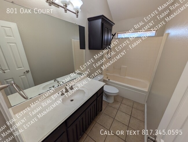 Building Photo - 801 Oak Ct