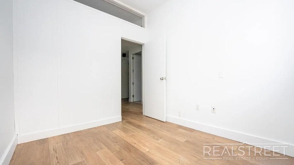 Building Photo - Modern 2 bedroom - Awesome design and architecture.