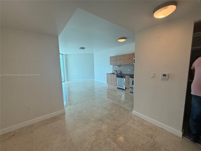 Building Photo - 350 S Miami Ave