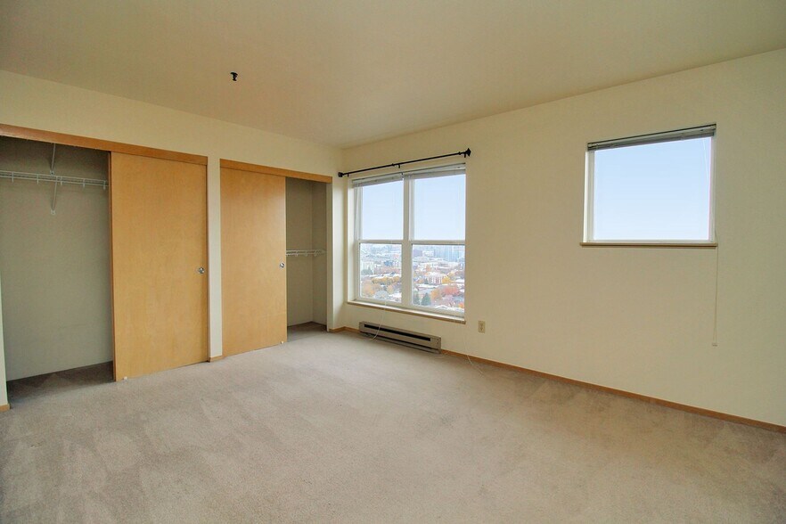 Building Photo - 405 NW Uptown Ter