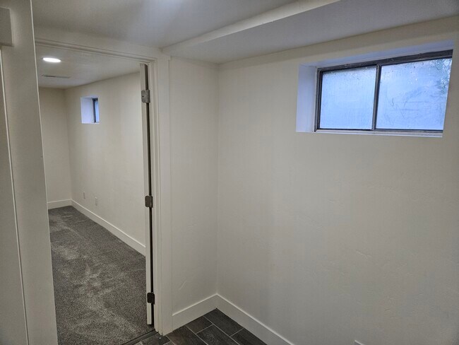 Building Photo - Roy Duplex