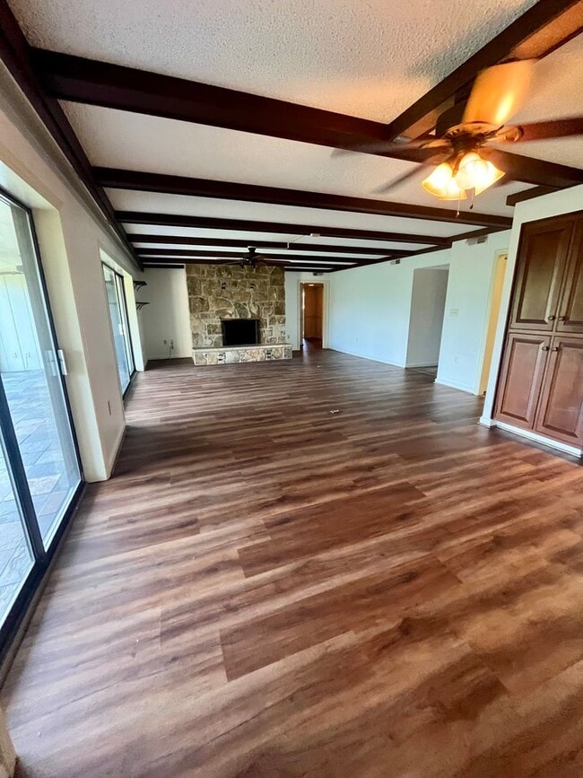 Building Photo - Well-Located One-Level Condo -- Just Minut...