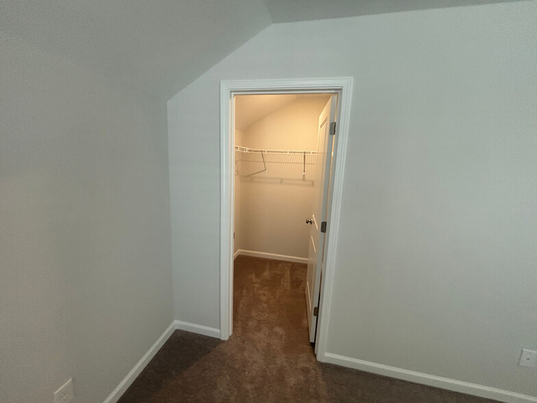 Building Photo - Room in Townhome on White Oak Gdn Wy