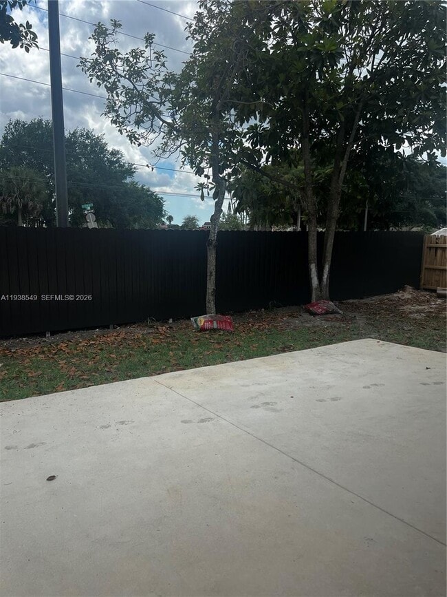 Building Photo - 1304 SE 7th Ct