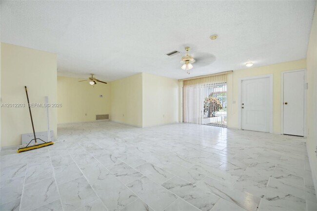 Building Photo - 920 NW 92nd Ave