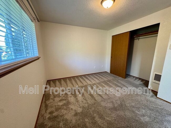 Building Photo - 71 E Rainbow Dr